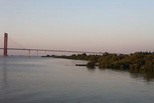 黄昏下的桥梁与平静水面