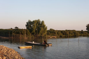 湖畔黄昏小船静谧景象