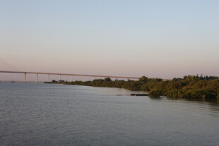 黄昏下的河畔与远处桥梁