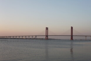 黄昏下的跨海大桥美景