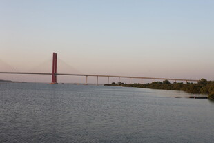 黄昏下的跨海大桥美景