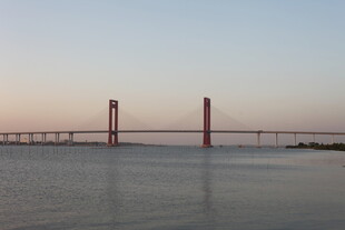 黄昏下的跨海大桥美景