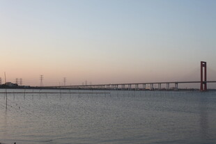 黄昏下的跨海大桥美景