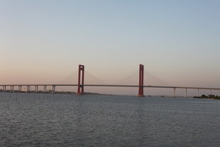 黄昏下的跨海大桥美景