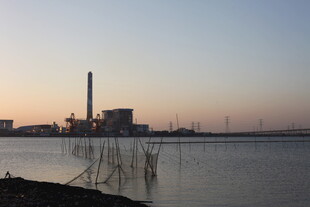 黄昏下的工厂与水域景观
