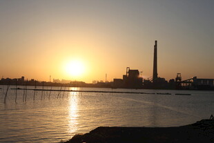 夕阳下的海滨工厂美景