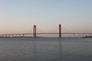 黄昏下的跨海大桥美景