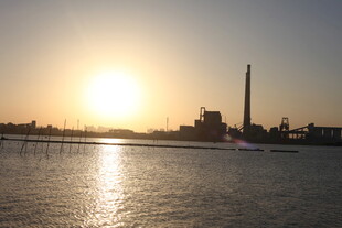 夕阳下的城市河畔美景