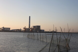夕阳下的工厂与水域景观