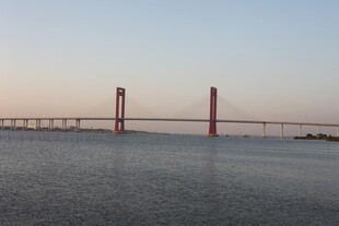 跨海大桥横跨辽阔海面