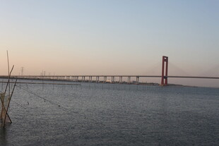 黄昏下的跨海大桥美景