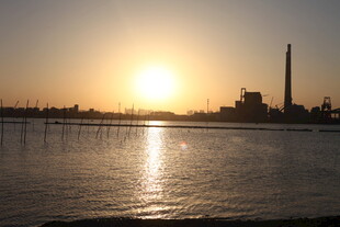 夕阳下的水边工业景象