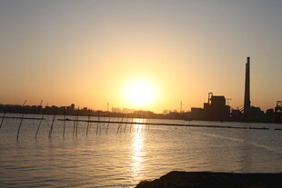 夕阳下的河畔城市景观