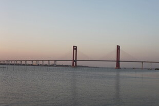 黄昏下的跨海大桥美景