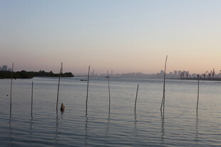 海边暮色中的渔网设施