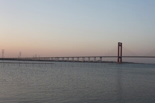 黄昏下的跨海大桥美景