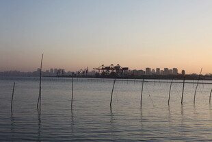 黄昏下的海面与远处建筑