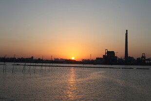 夕阳下的河畔工厂景观