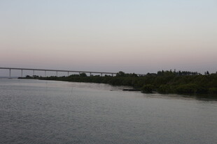 黄昏河畔桥梁风景