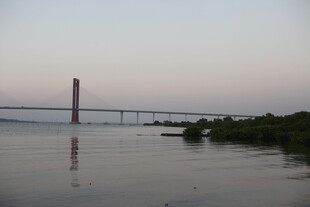 黄昏下的跨江大桥美景