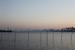 黄昏下的海上养殖场景