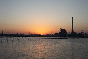 夕阳下的工厂与水面景观