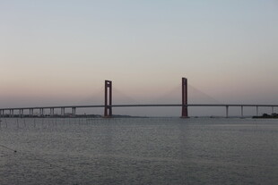 黄昏下的跨海大桥美景