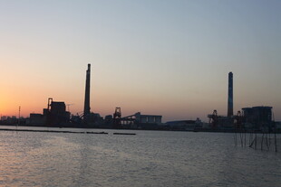 夕阳下的工业滨水景观