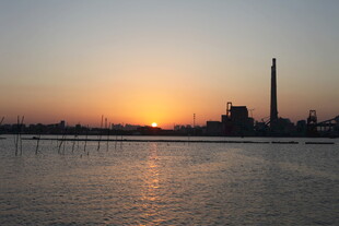 夕阳下的水域与远处建筑