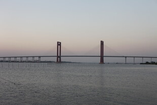 黄昏下的跨海大桥美景