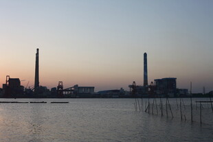 黄昏下的工厂与水域景观