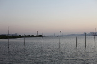 黄昏下的宁静海面景象