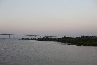 黄昏下的河畔桥梁景观