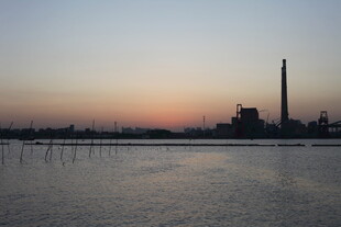 日落时分的工厂与水域景观
