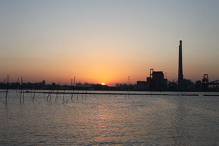 日落时分的工厂河畔景观