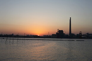 夕阳下的工厂与水域景观