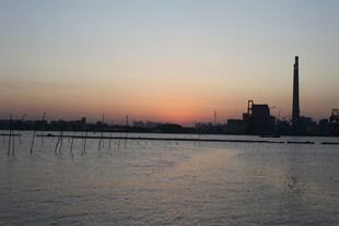 日落时分的城市河畔景观