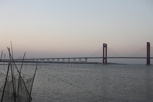 黄昏下的跨海大桥美景