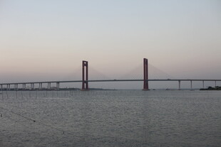 跨海大桥横跨广阔海面