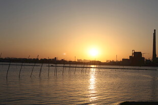 夕阳下的水域与远处建筑