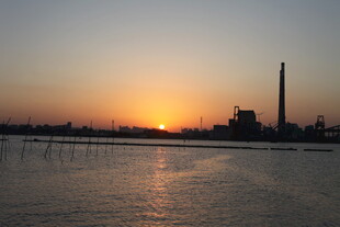 夕阳下的河畔工厂景观