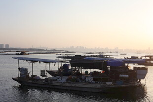 夕阳下的水上船只