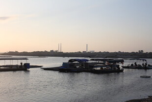 黄昏下的宁静码头景象