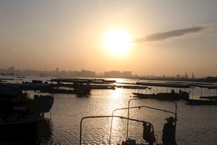 夕阳下的宁静码头景象