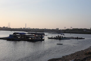 河畔船只停泊景象