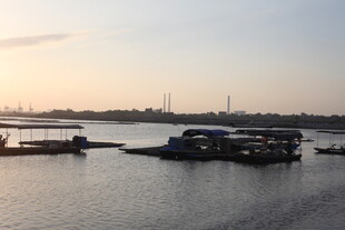 河畔船只静泊的黄昏美景