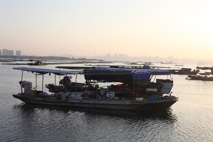 夕阳下的水上船只景观