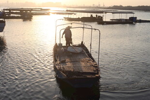 夕阳下的水上独舟