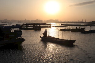 夕阳下的宁静港湾