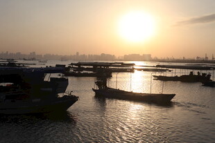 夕阳下的宁静港湾